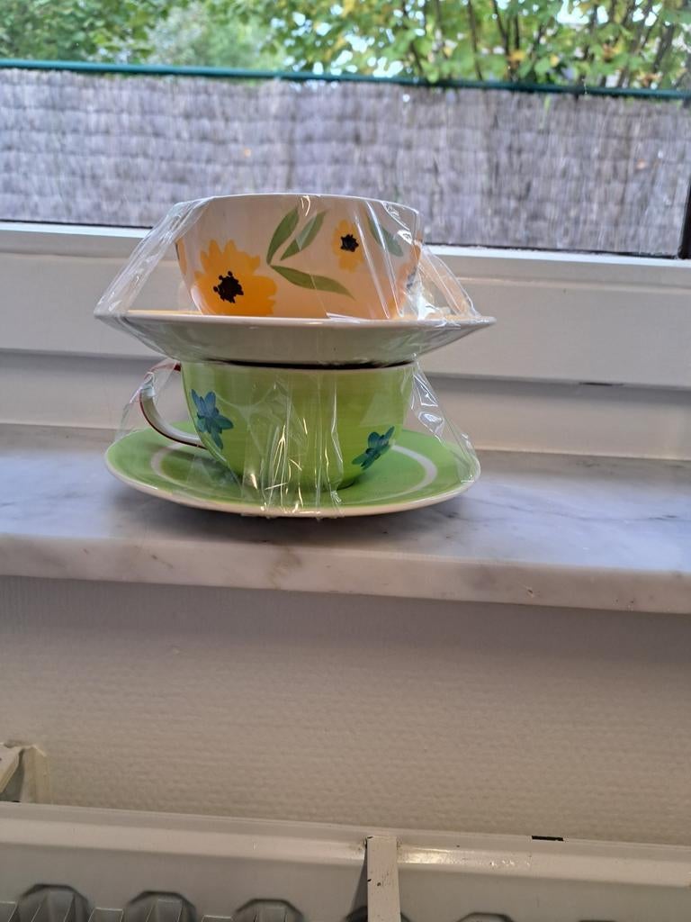 4 kopjes met onderbord jodi, Huis en Inrichting, Keuken | Servies, Ophalen of Verzenden, Zo goed als nieuw