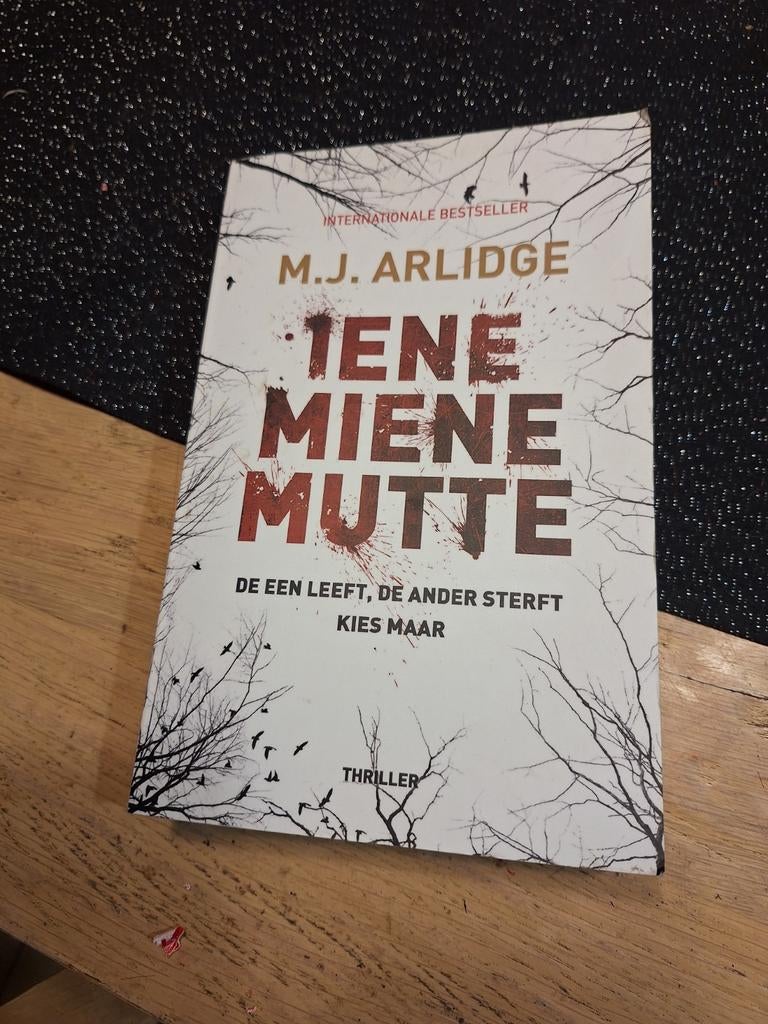 M.J. Arlidge - Iene Miene Mutte, Ophalen, M.J. Arlidge