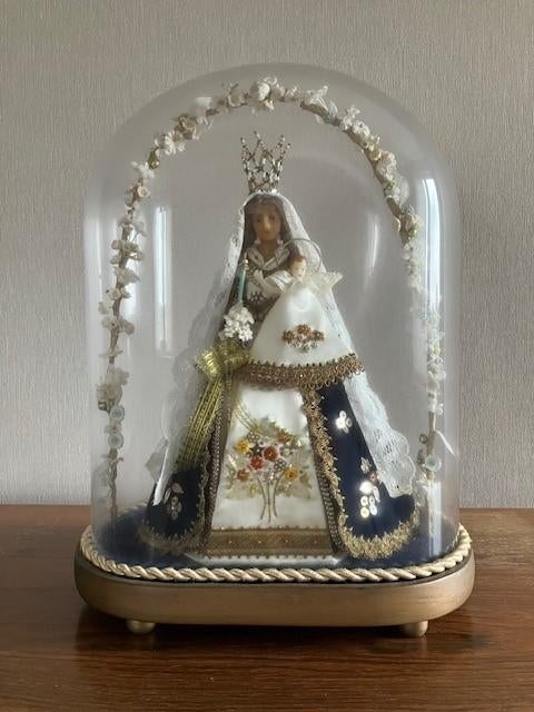 Madonna onder glazen stolp, Ophalen