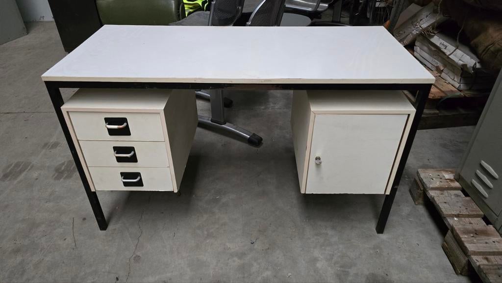 Bureau wit hout met 3 lades en opbergvak 2x, Huis en Inrichting, Bureaus, Ophalen of Verzenden, Gebruikt
