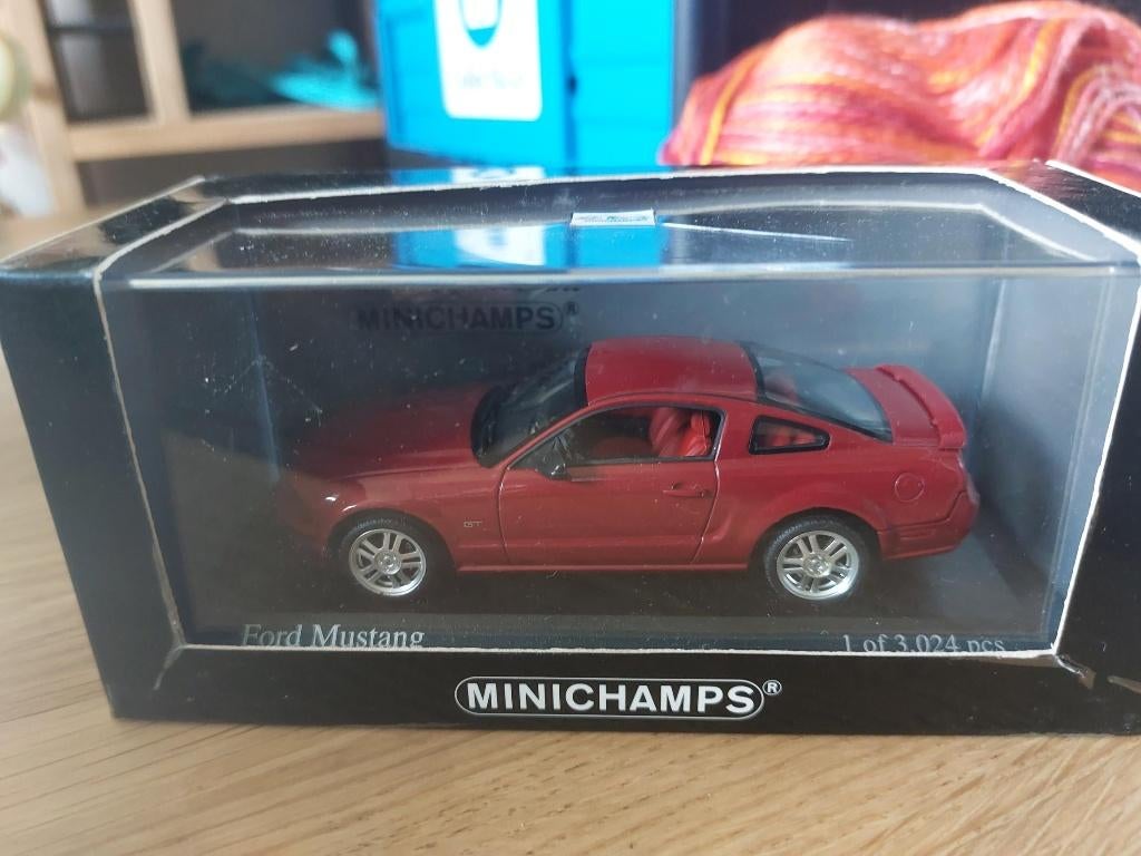 Minichamps Ford Mustang GT de 2005 red met 1/43, Enlèvement ou Envoi, Neuf, Voiture, MiniChamps