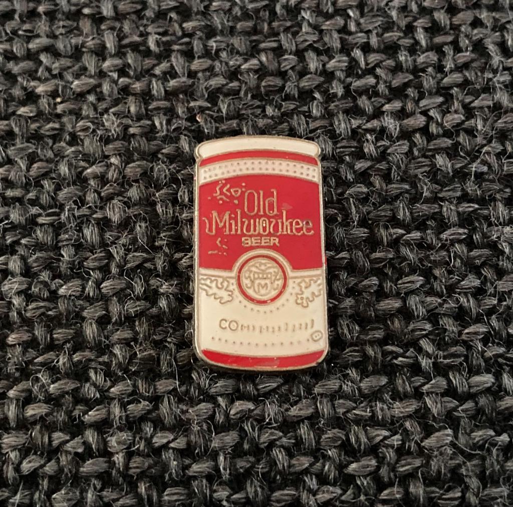 PIN - OLD MILWAUKEE BEER - BIER - BIÈRE, Envoi, Utilisé, Marque, Insigne ou Pin's