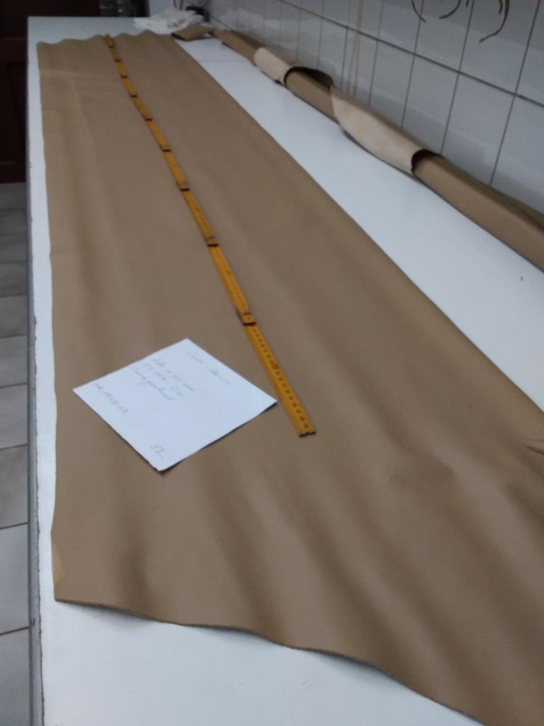 Leem-bruin leder, tassenleder, rundsleder, leer, 220 x45 cm, Ophalen of Verzenden, Nieuw, Bruin, Leer of Kunstleer