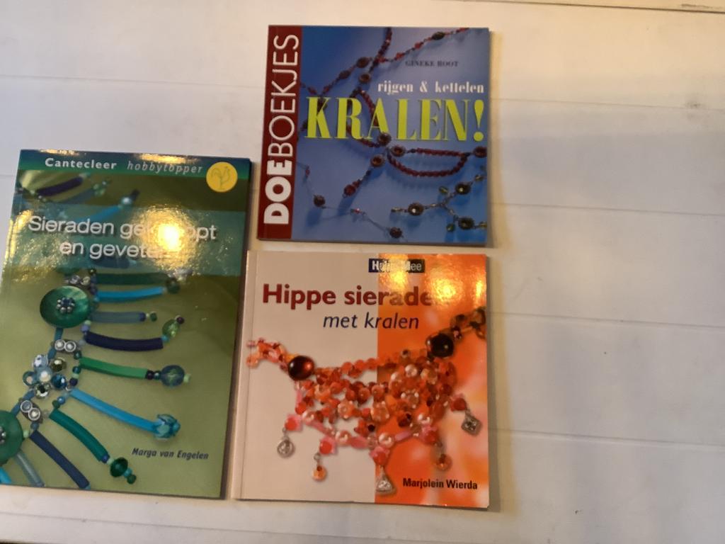 Doeboekjes voor rijgen en kettelen van kralen, Boeken, Verzenden, Zo goed als nieuw