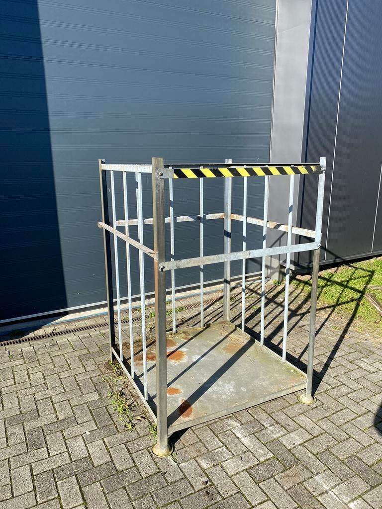 Metalen container opslag brandhout, Ophalen