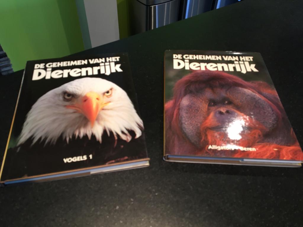 2 boeken geheimen dierenrijk, Boeken, Ophalen of Verzenden, Gelezen