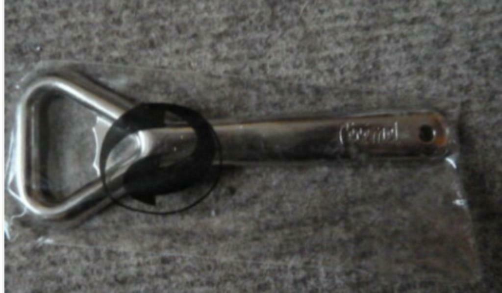 metalen flesopener CECEMEL " nieuw in originele verpakking ", Verzamelen, Biermerken, Ophalen of Verzenden, Nieuw, Flesopener