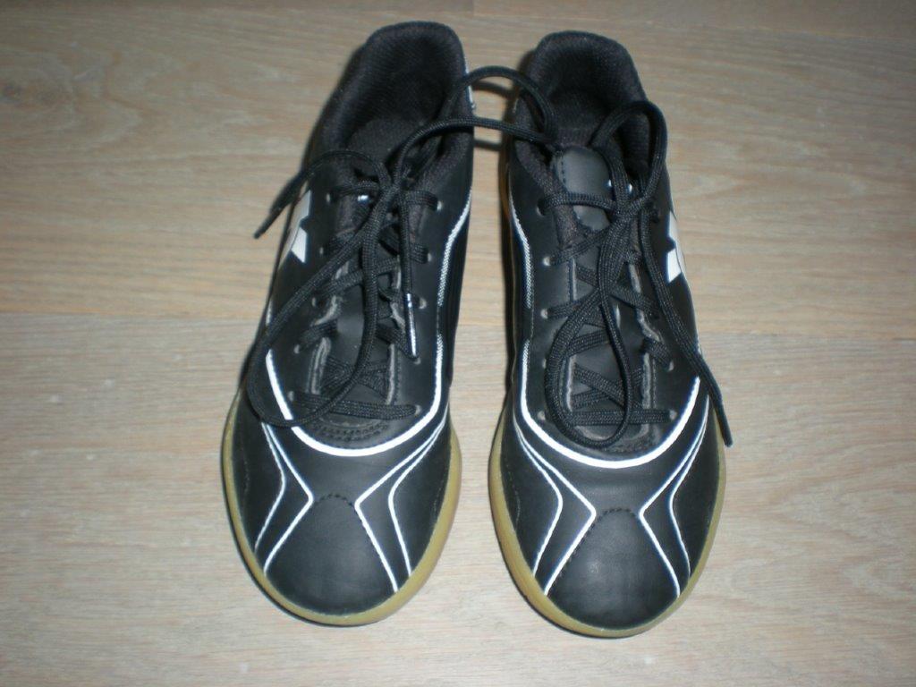 zaalvoetbalschoenen Kipsta - maat 32 - als nieuw, Sport en Fitness, Ophalen of Verzenden, Zo goed als nieuw, Schoenen