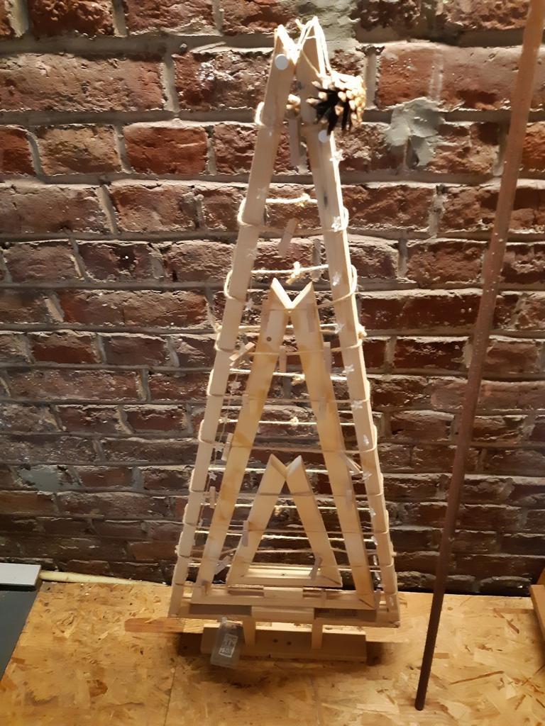 Sapin en bois artisanal prix 15 euro a l enlevement en espec, Divers, Enlèvement, Comme neuf