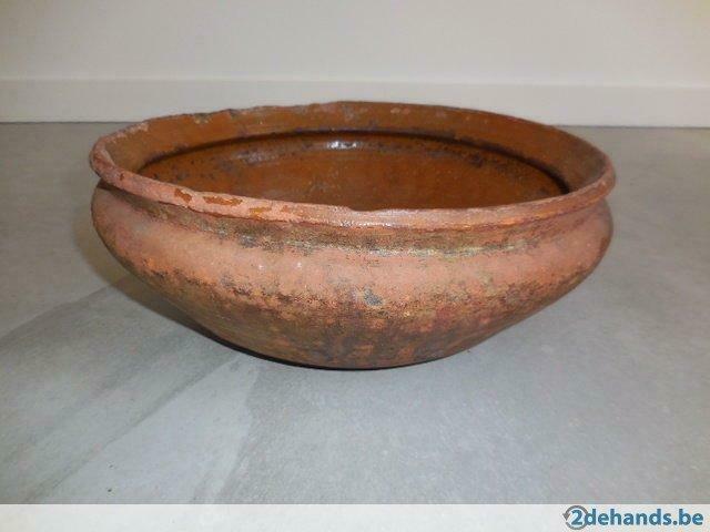 Zeer oude terracotta kom