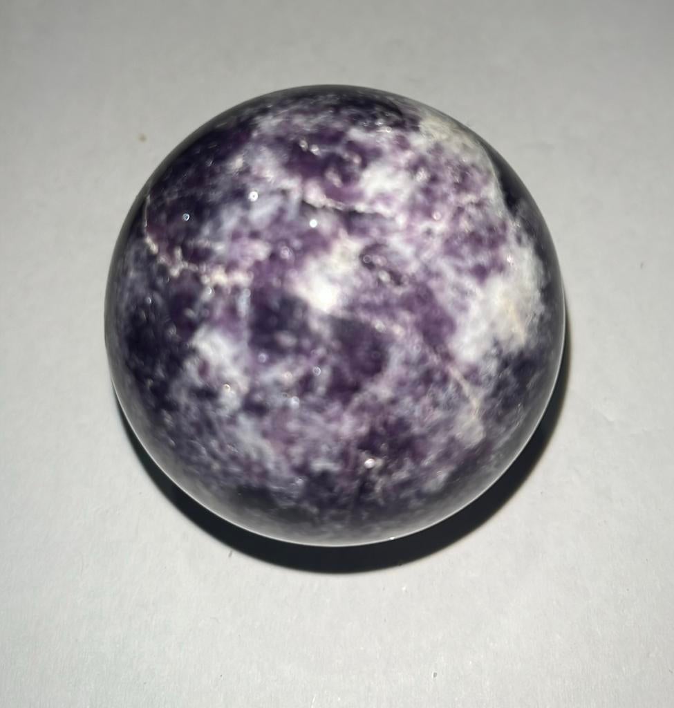 Lepidoliet bol met voetje - 217gram - diameter 52mm, Bijoux, Sacs & Beauté, Pierres précieuses, Neuf, Enlèvement ou Envoi