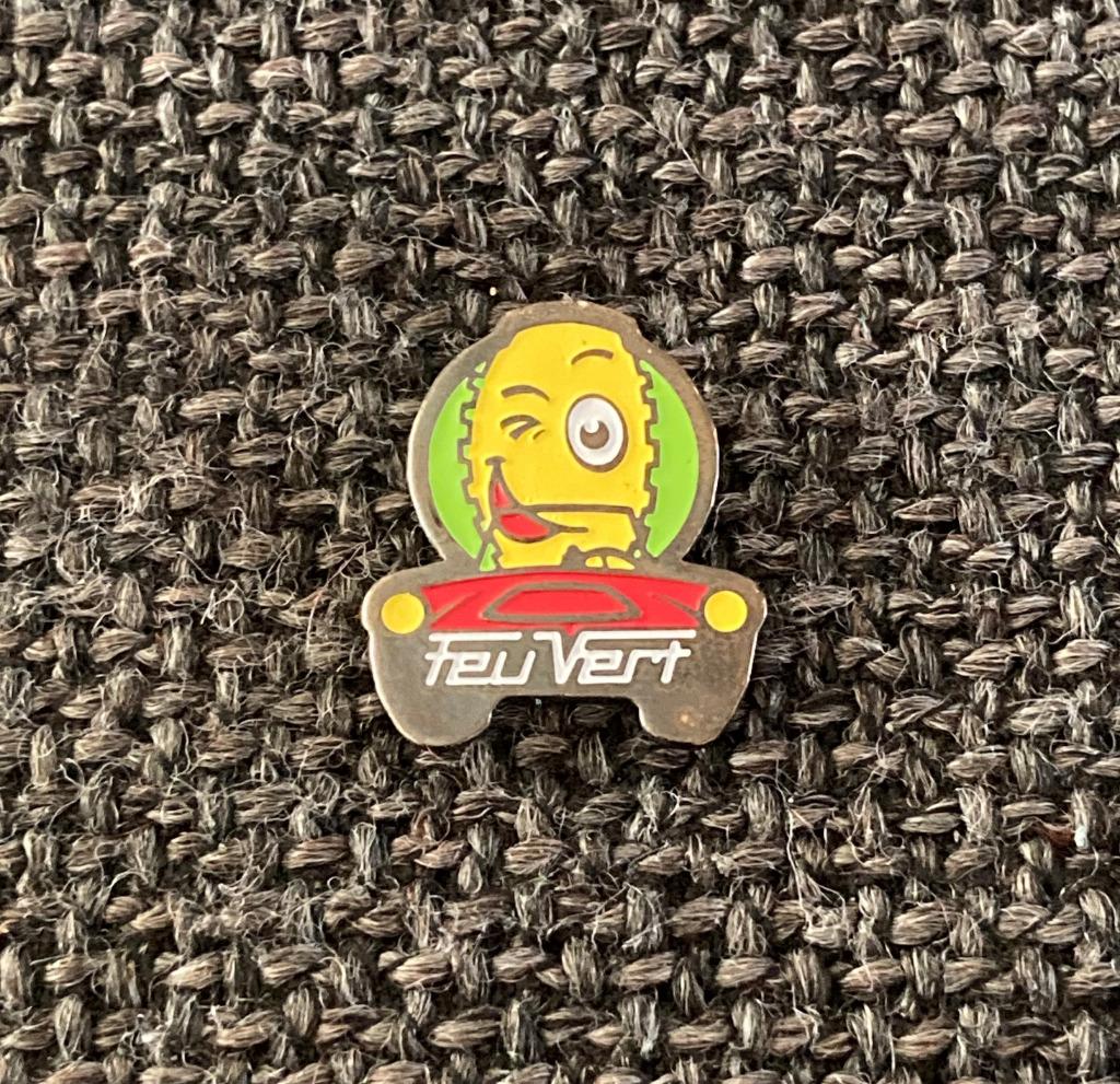 PIN - FEU VERT - ÉCOLE DE CONDUITE - RIJSCHOOL, Envoi, Utilisé, Transport, Insigne ou Pin's
