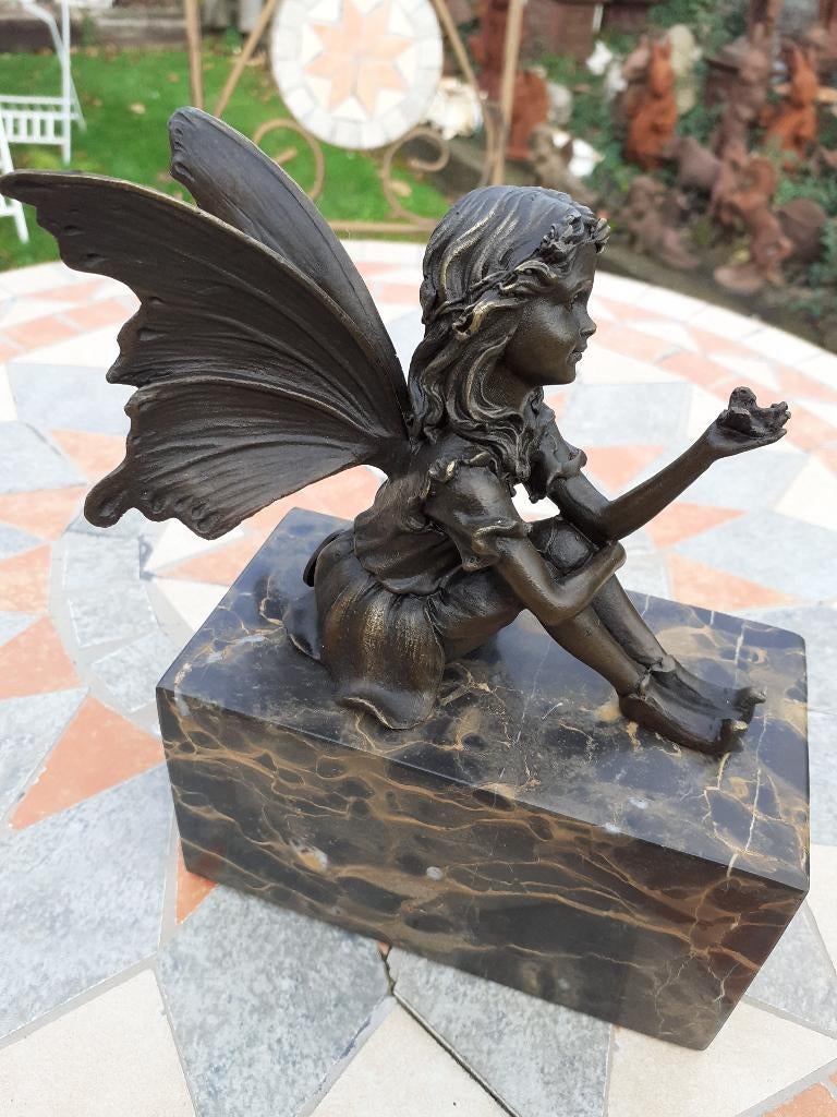 FEE ASSISE AU PAPILLON EN BRONZE SUR SOCLE, Enlèvement ou Envoi, Bronze