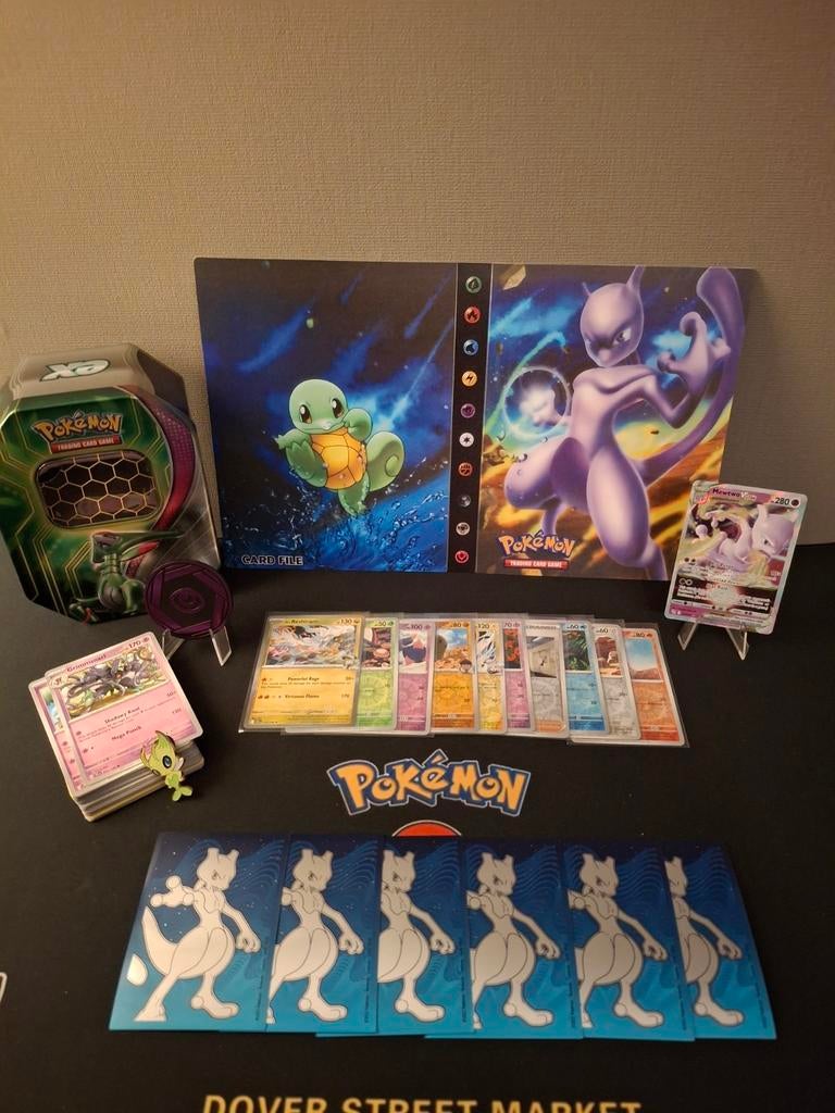 Mewtwo set met map en Vstar en veel extra's., Ophalen of Verzenden, Zo goed als nieuw