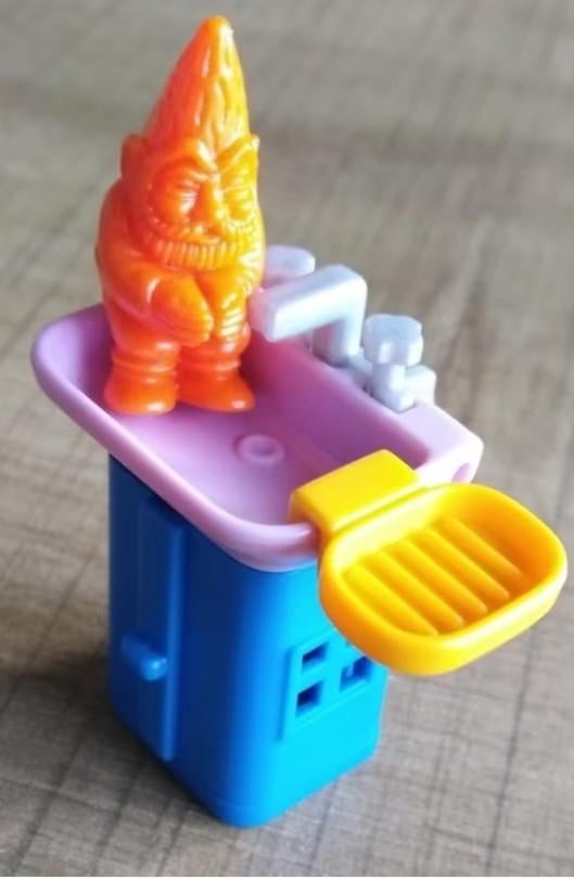 Miniatuur kabouter en zijn huisje (Kindersurprise 1999), Ophalen of Verzenden, Zo goed als nieuw