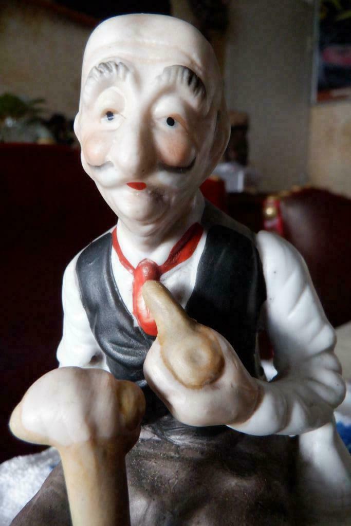 beeldje van een oude man met pijp en een stok, Ophalen