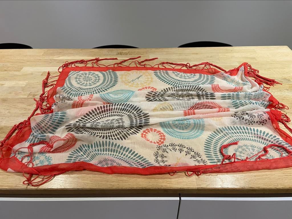 Sjaal Desigual, Enlèvement, Comme neuf