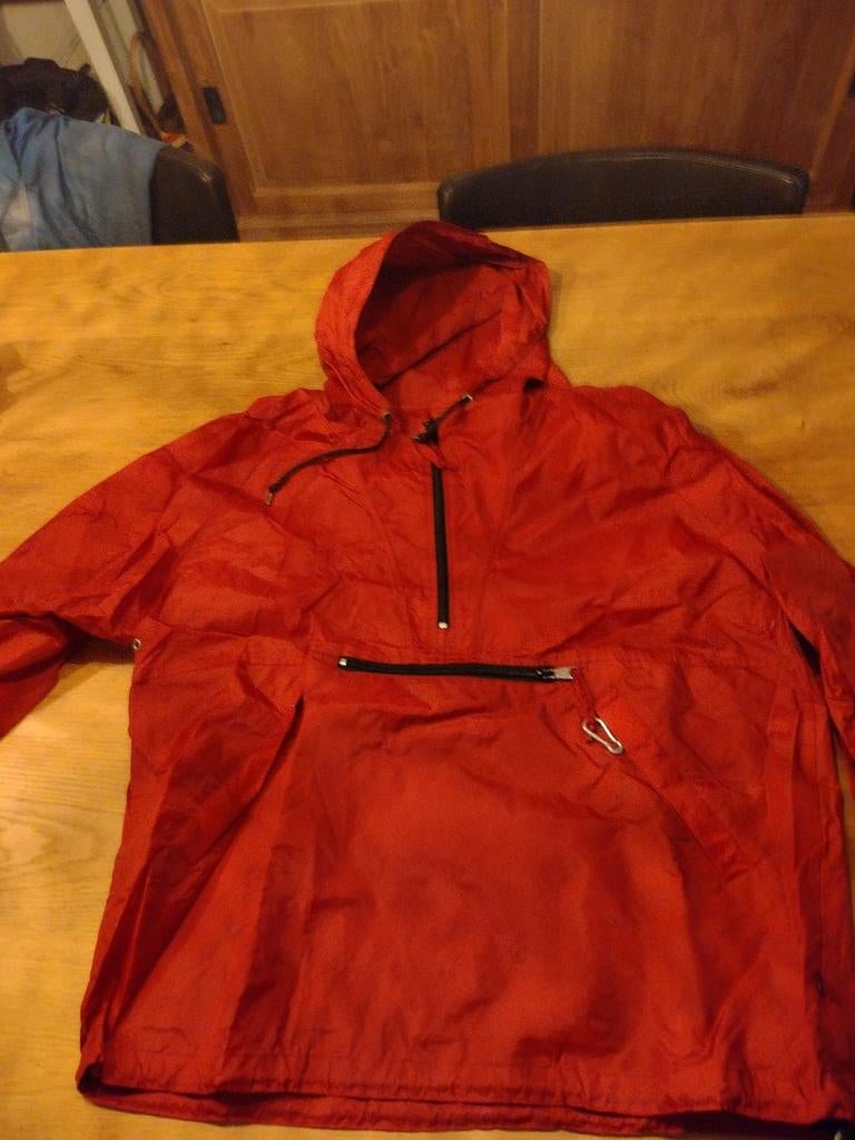 Regenjasje met zak vooraan,kleur rood,maat M ,merk GAP, Caravanes & Camping, Enlèvement ou Envoi, Comme neuf