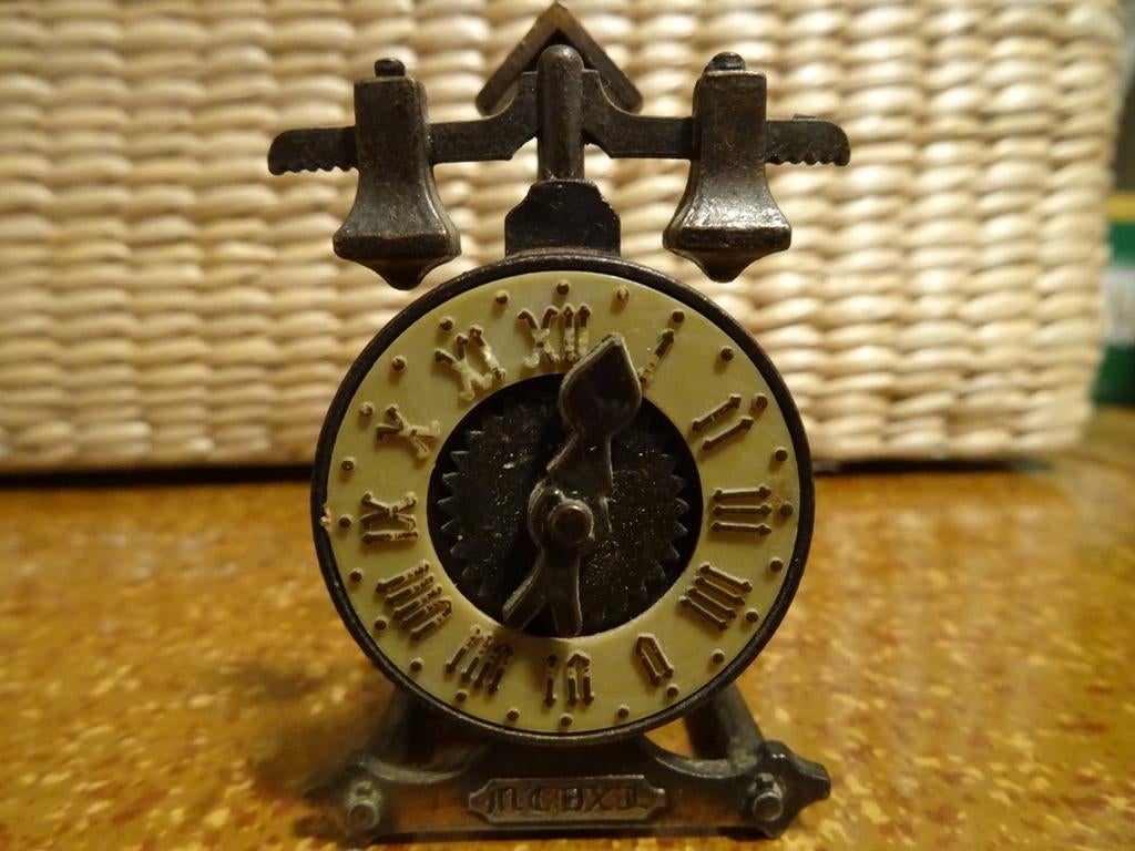 Horloge à aiguiser statue en cuivre horloge 7cm vintage 1970, Enlèvement ou Envoi