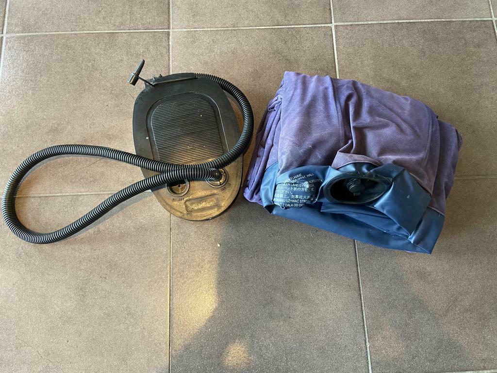 Dubbele luchtmatras met of zonder pomp (amper gebruikt), Ophalen of Verzenden