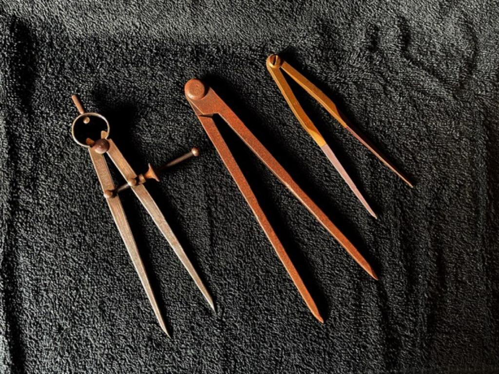 fixer un cap ? règle parallèle et 3 compas de mesure, Antiquités & Art, Antiquités | Outils & Instruments, Enlèvement ou Envoi
