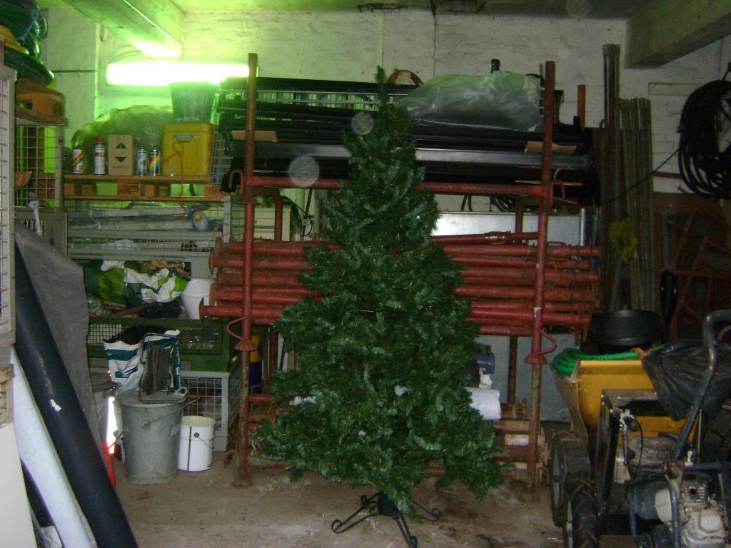 kerstboom-kunstkerstboom met bollen en versiering, enz., Ophalen