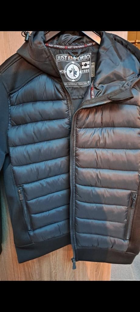 Veste garcon neuve taille s, Vêtements | Hommes, Blousons sans Manches, Enlèvement