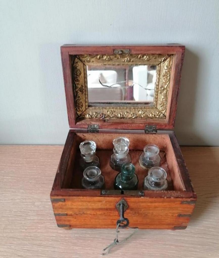 Oud houten kistje met parfumflesjes, Antiek en Kunst, Ophalen