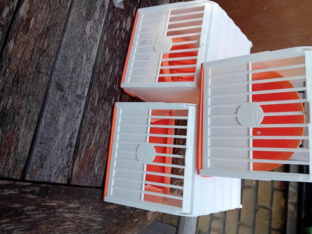 Gerief vogels en 2 kooien, Ophalen, Zo goed als nieuw