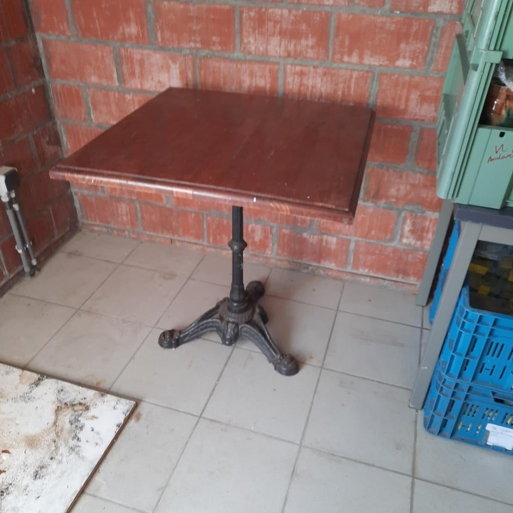 Table sur base en fonte. 70 x 70 et 74 cm de haut., Antiquités & Art, Enlèvement