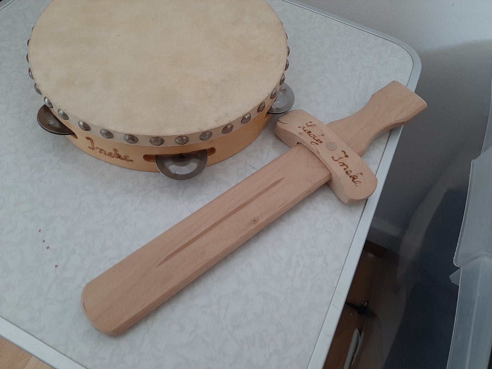 Tambourin et épée, Enlèvement ou Envoi