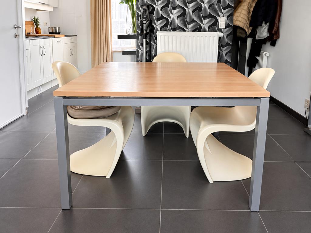 Moderne vierkante eettafel 120x120 cm,zeer nette staat, Huis en Inrichting, Tafels | Eettafels, Ophalen, Zo goed als nieuw