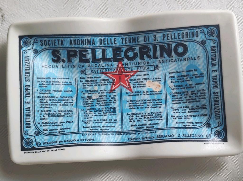 S. Pellegrino asbakje licht beschadigd, Enlèvement ou Envoi