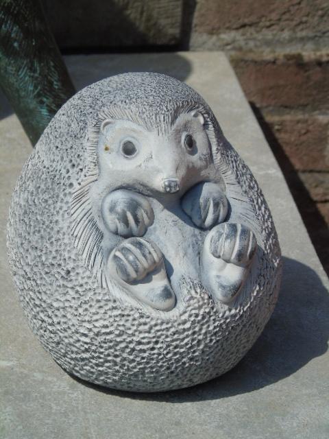 Standbeeld van een egel op de rug in platte steen, Tuin en Terras, Tuinbeelden, Nieuw, Dierenbeeld, Steen, Ophalen of Verzenden