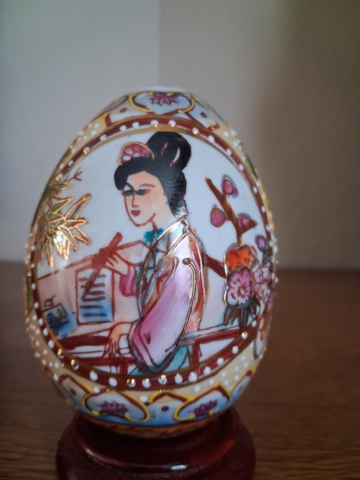 Oosterse decoratieve eieren. Op houten staandertjes., Antiek en Kunst, Ophalen