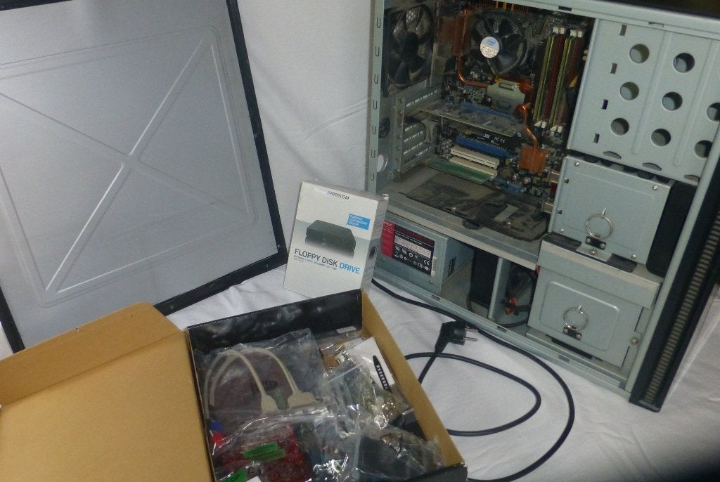 PC-toren + onderdelen en USB-diskettelezer, Informatique & Logiciels, Boîtiers d'ordinateurs, Enlèvement, Ne fonctionne pas