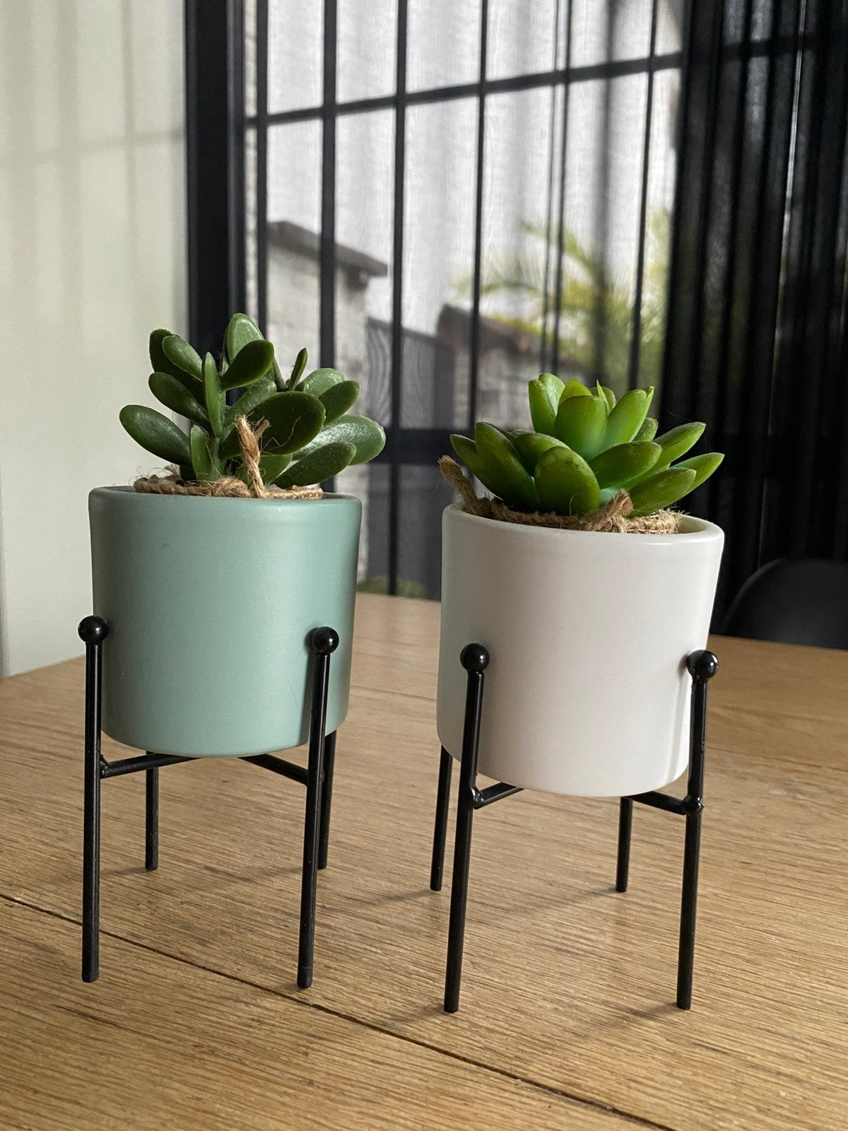 2 fleurs artificielles dans un pot avec support, Jardin & Terrasse, Enlèvement ou Envoi, Comme neuf