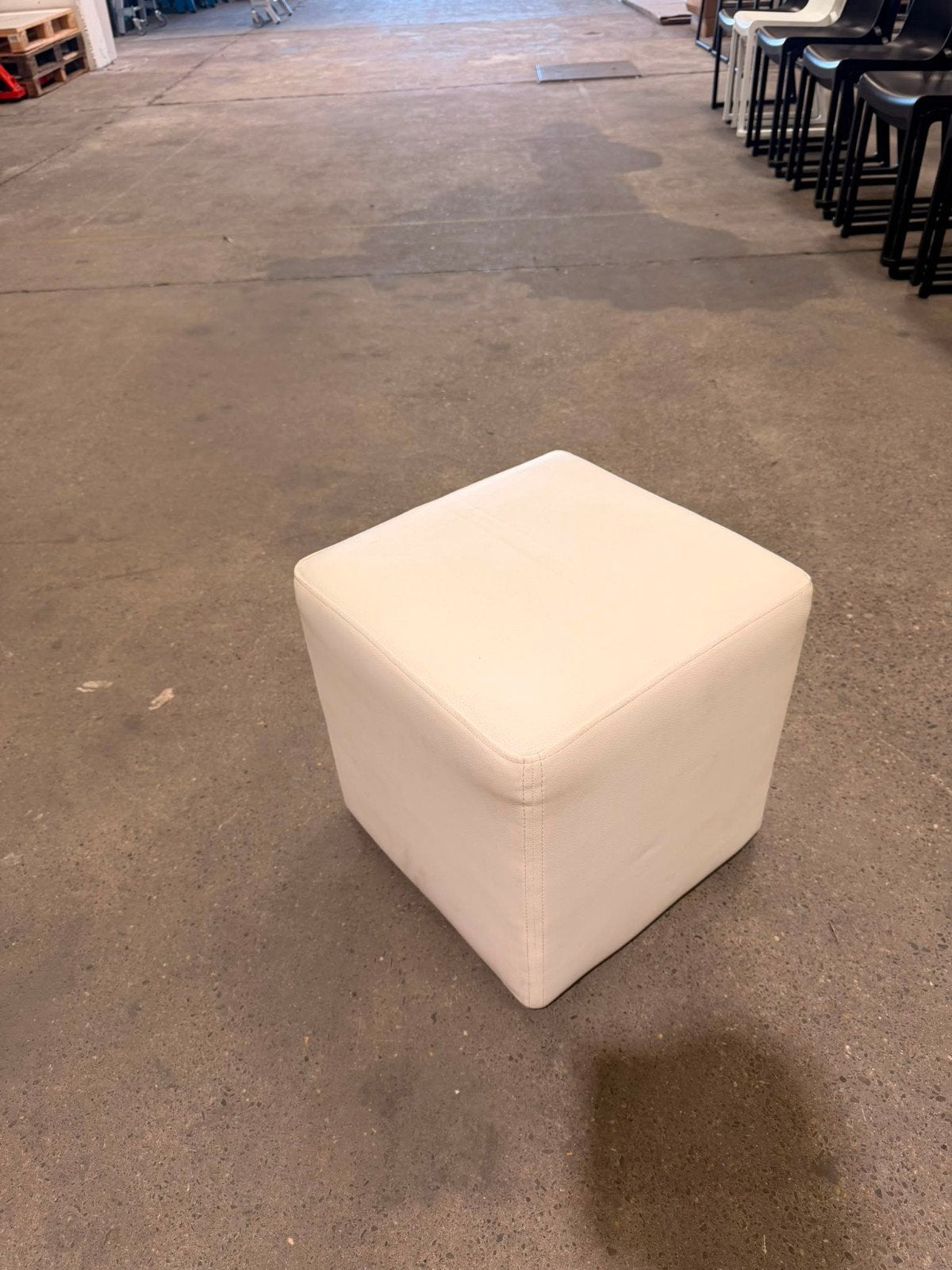 pouf blanc disponible 8x, Enlèvement
