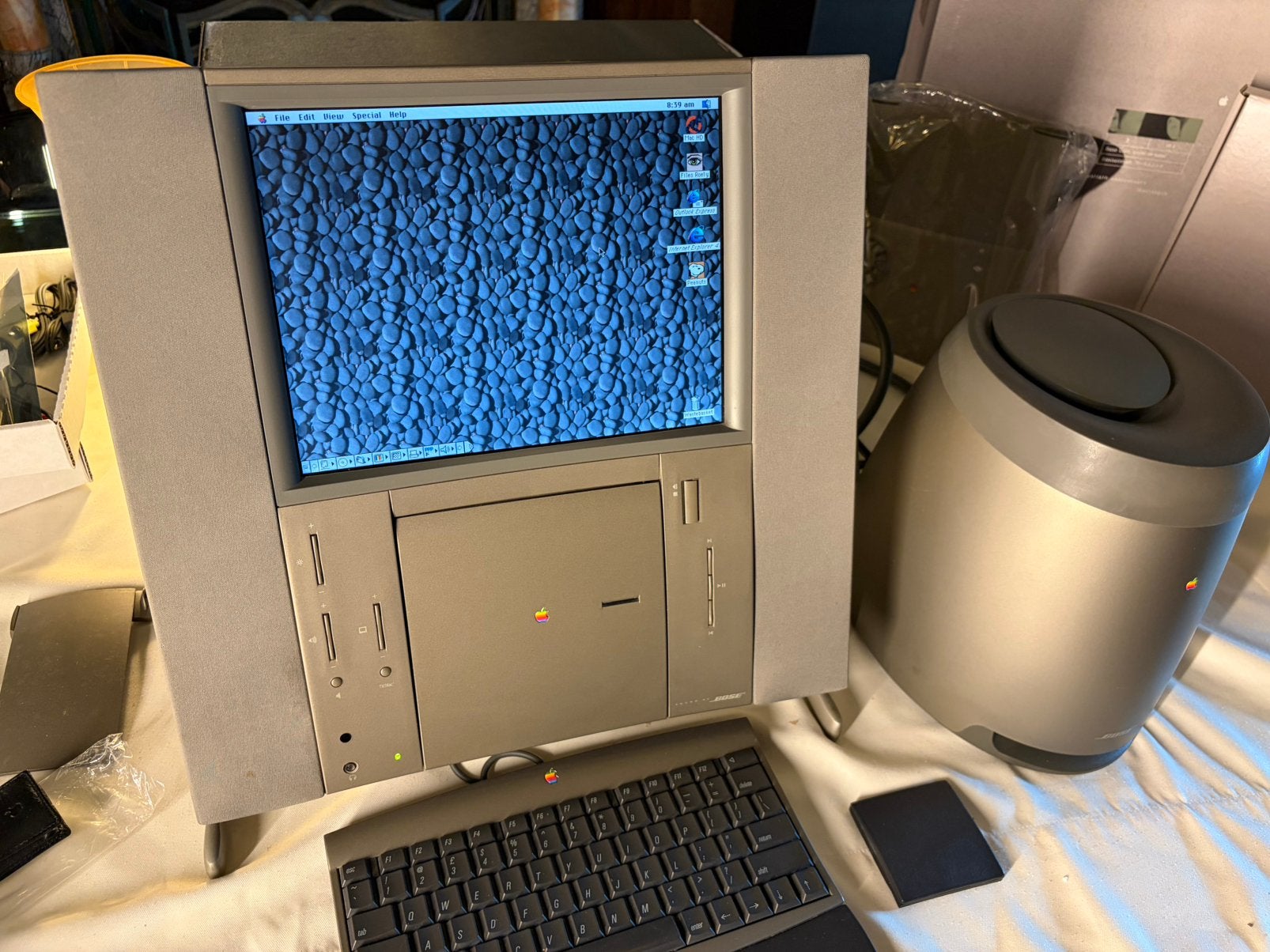 Apple macintosh TAM Twentieth Anniversary, Enlèvement