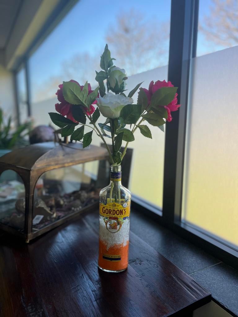 Bouteille de gin Gordon's vide avec bouquet artistique, Enlèvement ou Envoi, Comme neuf
