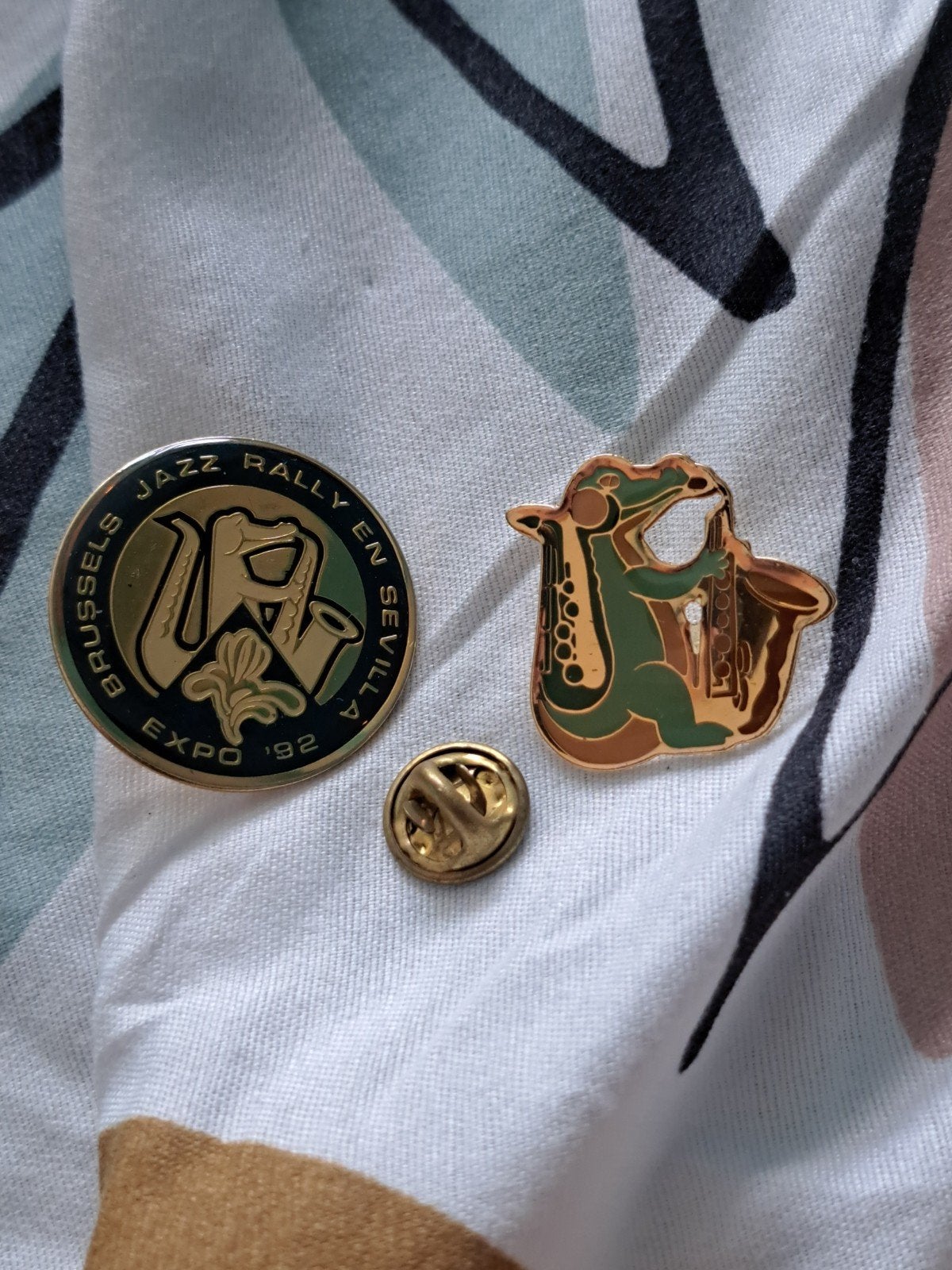 2 pins pin's expo 92 brussels jazz rally sevilla, Collections, Enlèvement