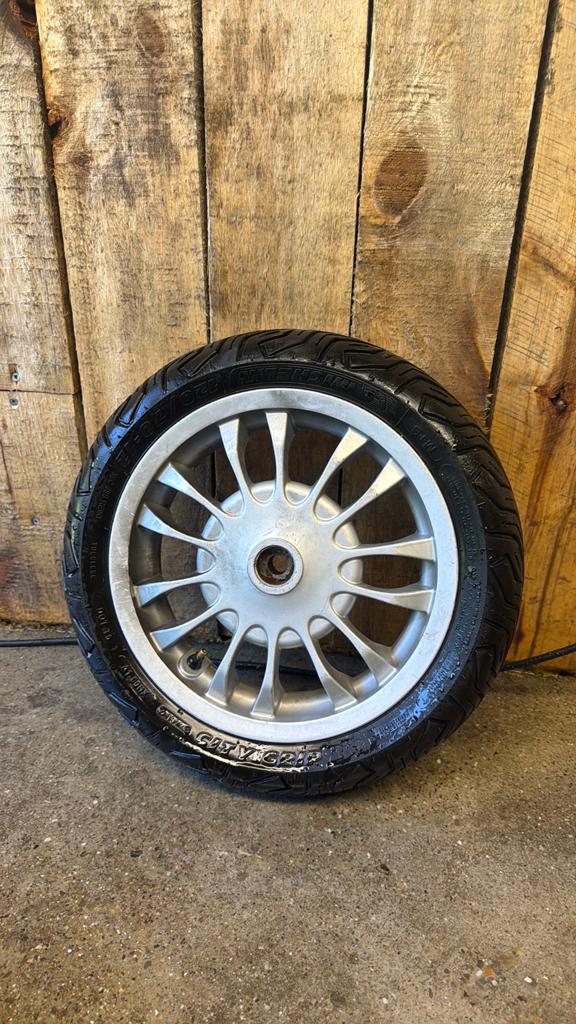 Vespa sprint velg met michelin city grip 2 band, Ophalen, Zo goed als nieuw