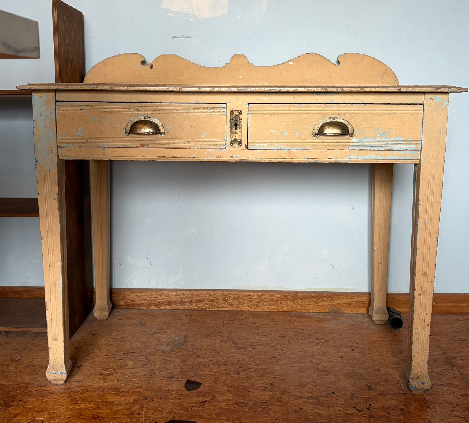 Oude bureau tafel, Ophalen