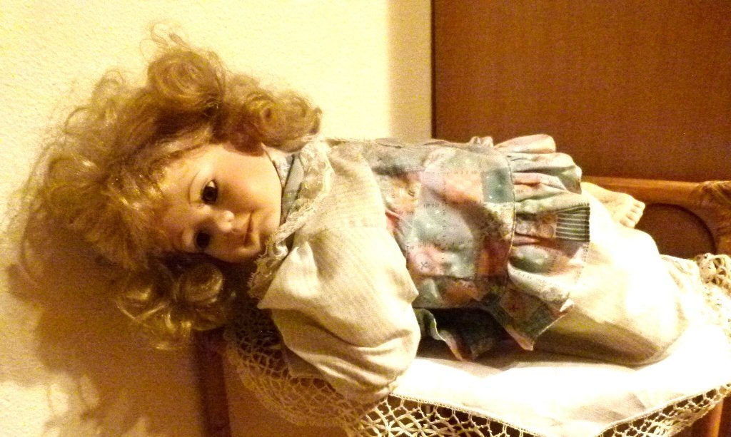 poupée ancienne en porcelaine couchée sur le ventre, Enlèvement ou Envoi