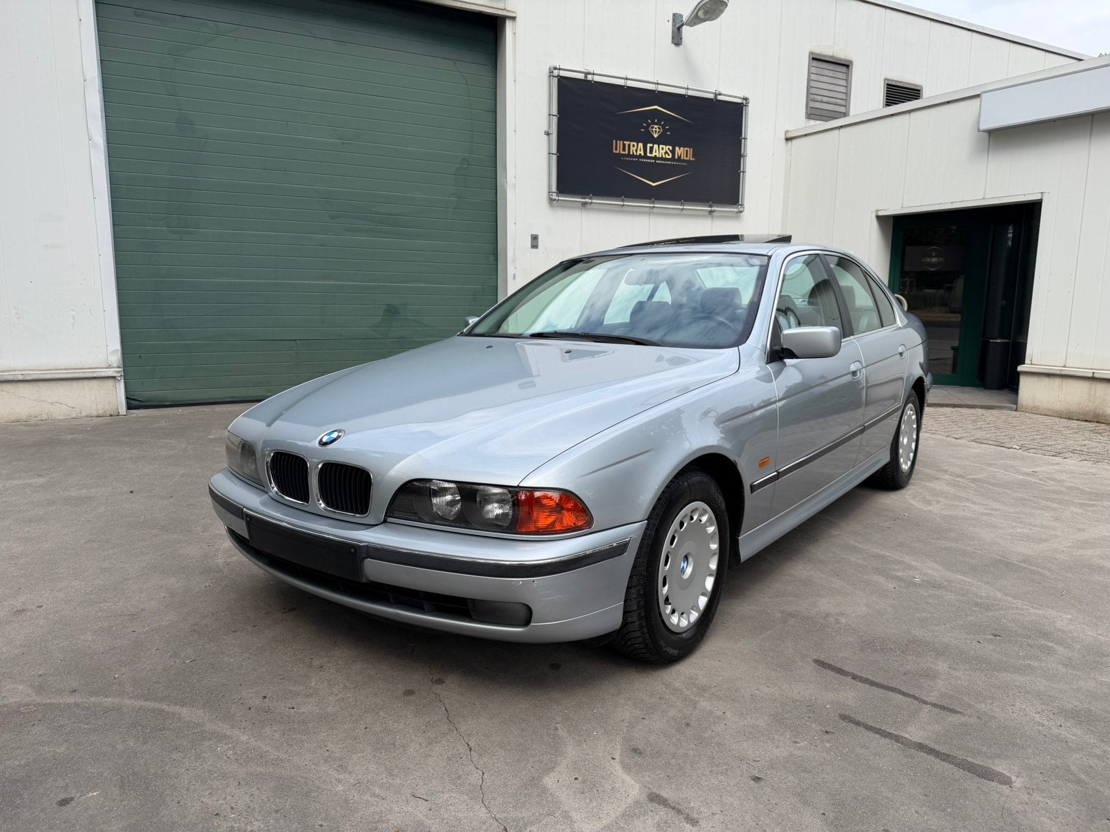 BMW 520i E39 Automaat/Schuifdak/Airco/Bijna Oldtimer/GEKEURD, Autos, BMW, Entreprise, Entretenue par le concessionnaire, Berline