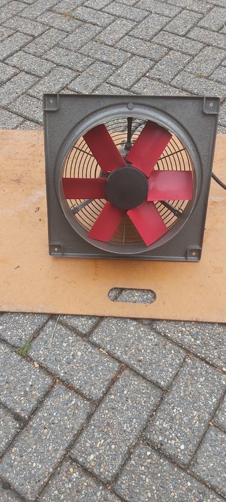 Nieuwe industriële ventilator met  rooster   30 x 30 cm, Ophalen