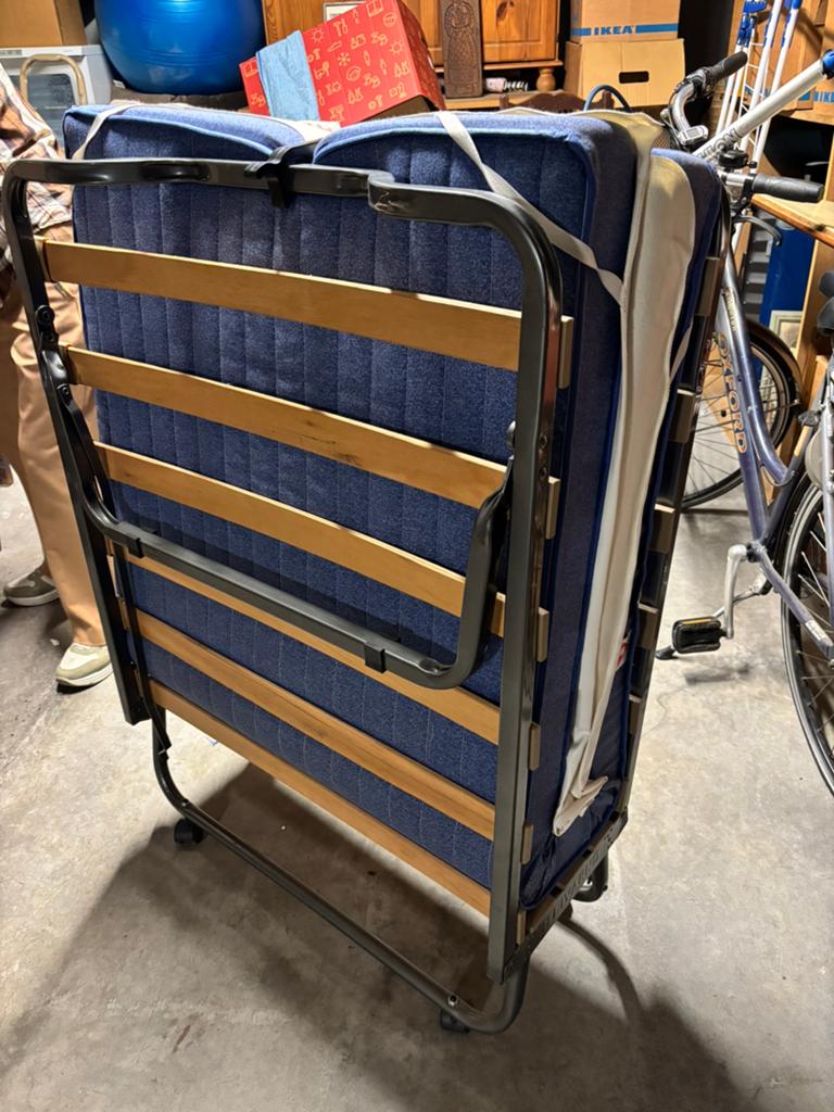 Logeerbed, Huis en Inrichting, Ophalen, Zo goed als nieuw