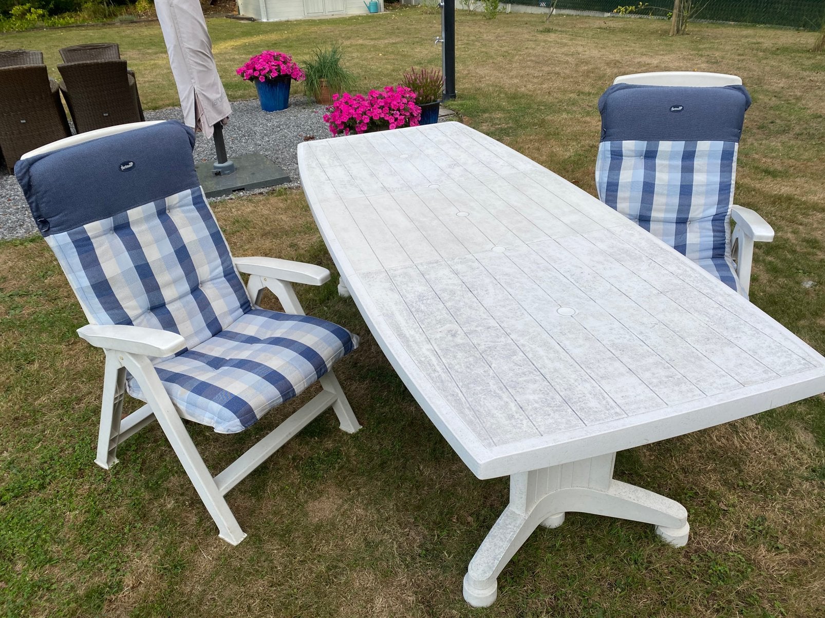 Witte tuintafel,en 2 tuinstoelen en kussens, Ophalen, Gebruikt, Rechthoekig, Kunststof