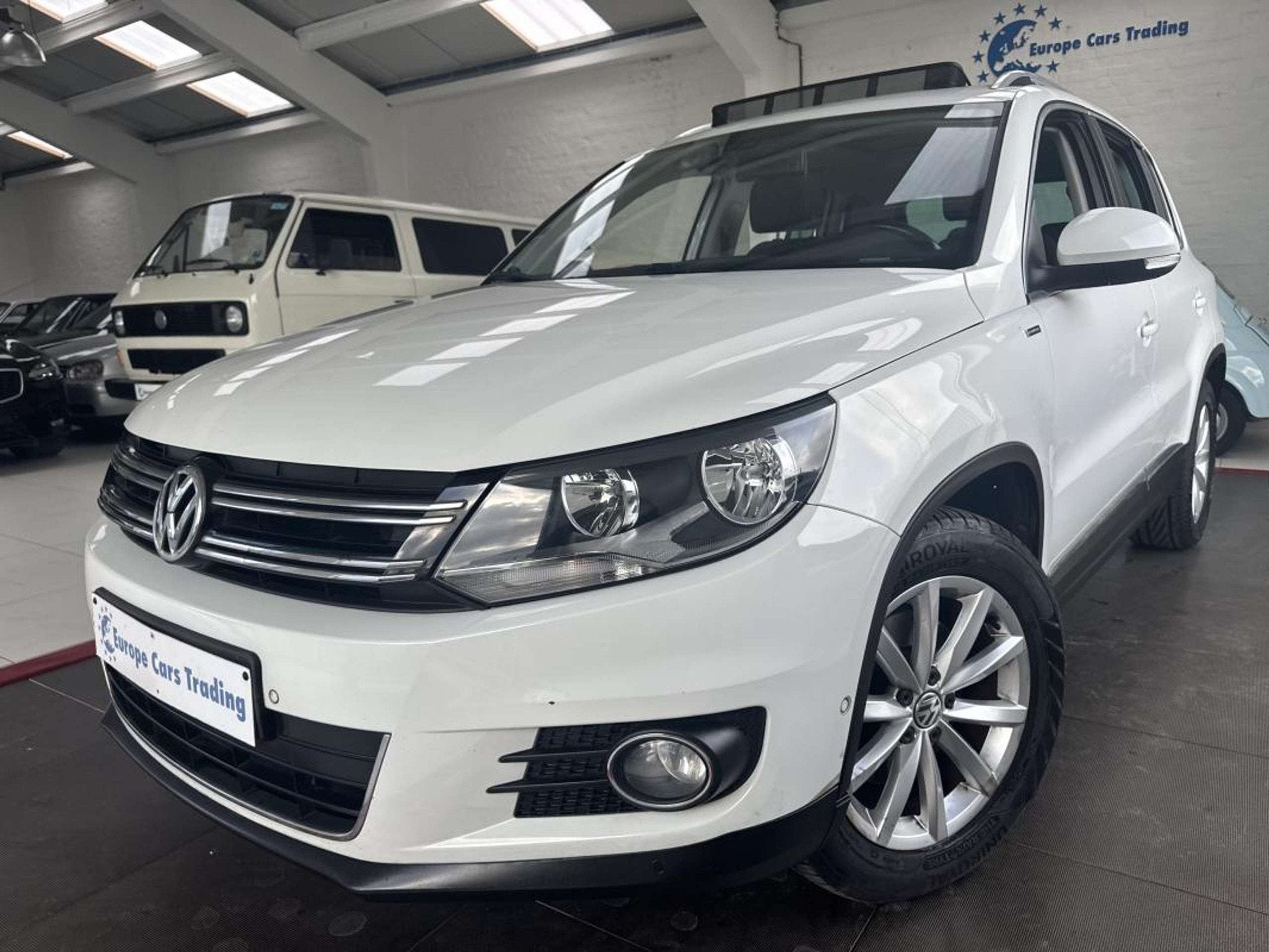 Volkswagen Tiguan LOUNGE 2.0TDI 110CH BLUEMOTION DISTRIBUTIO, Auto's, Stof, Gebruikt, Wit, Bedrijf