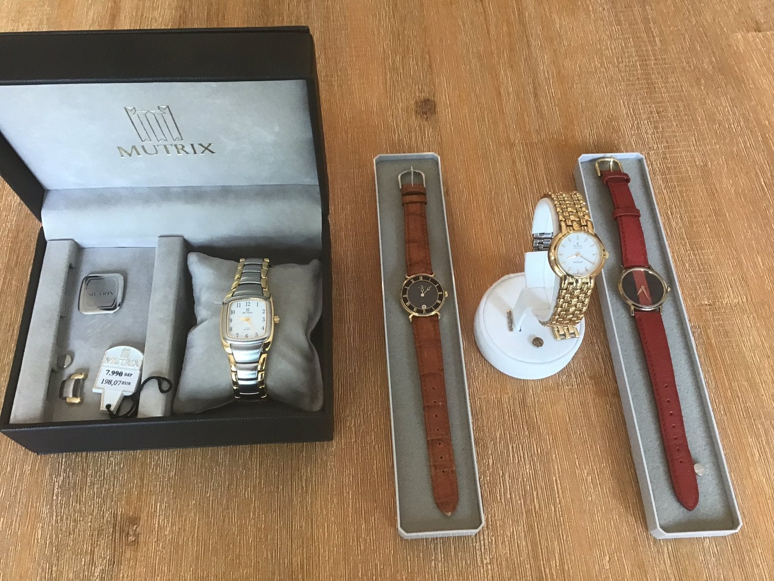 4 horloges dames mutrix op batterijen. Incl dekselopener, Enlèvement, Comme neuf
